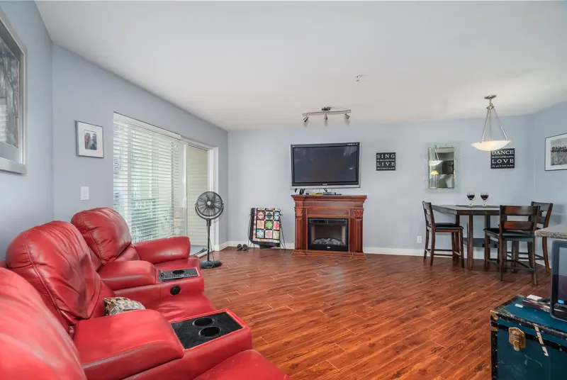 202 2955 DIAMOND CRESCENT - photo 4 of 23