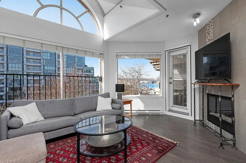 413 525 WHEELHOUSE SQUARE - photo 3 of 25