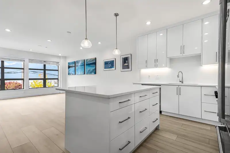 201 6688 ROYAL AVENUE - photo 3 of 40
