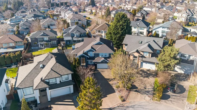 8277 153B STREET - photo 2 of 25