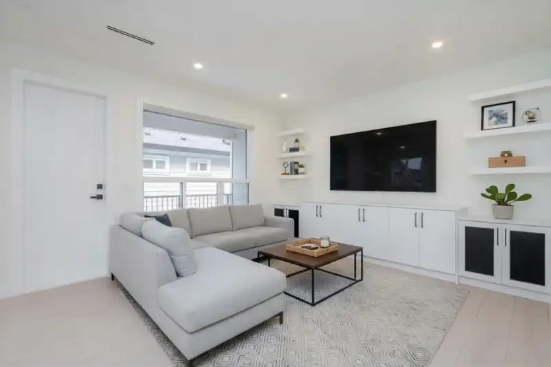 101 10063 127B STREET - photo 2 of 39