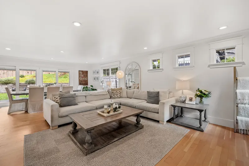 20492 43 AVENUE - photo 4 of 25