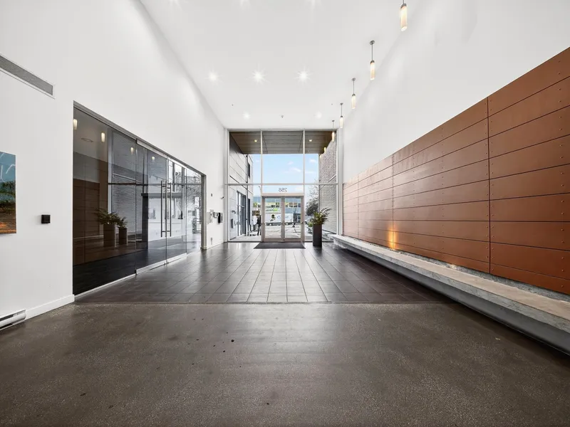 520 256 E 2ND AVENUE - photo 2 of 25