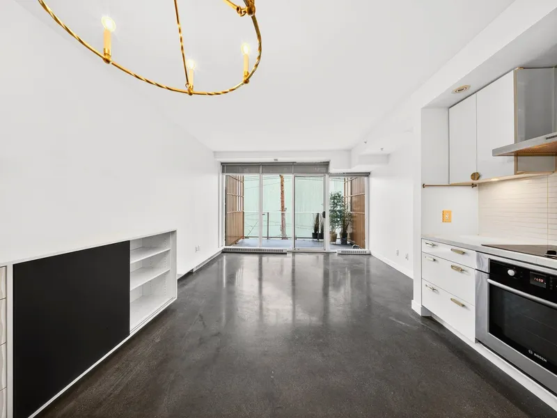 520 256 E 2ND AVENUE - photo 3 of 25