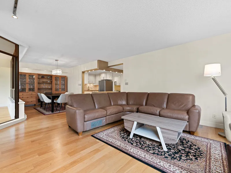 601 738 BROUGHTON STREET - photo 2 of 25