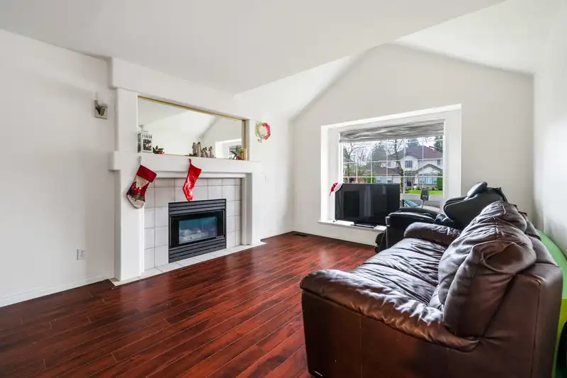 15476 110 AVENUE - photo 4 of 29