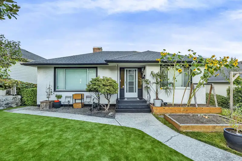 831 SURREY STREET - photo 1 of 40