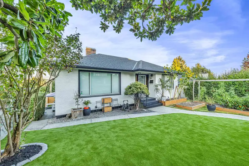 831 SURREY STREET - photo 2 of 40