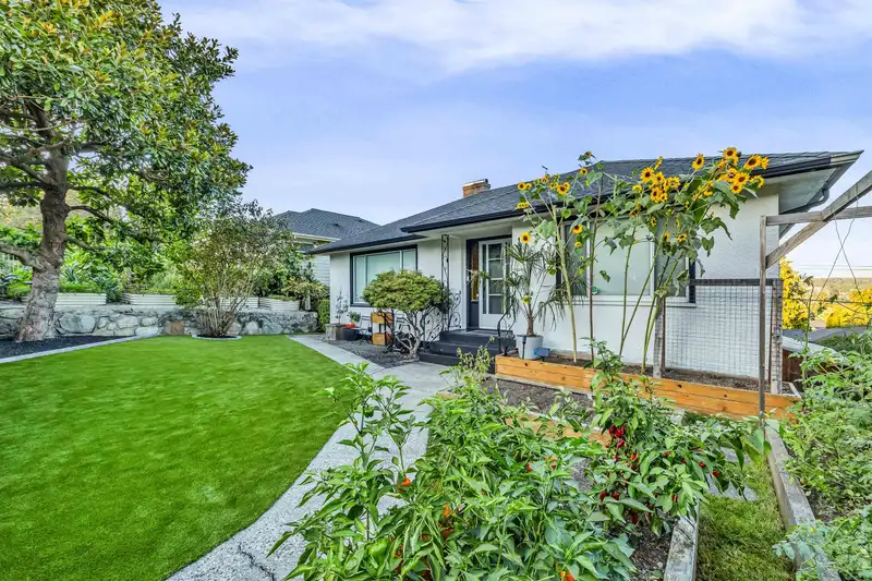 831 SURREY STREET - photo 3 of 40