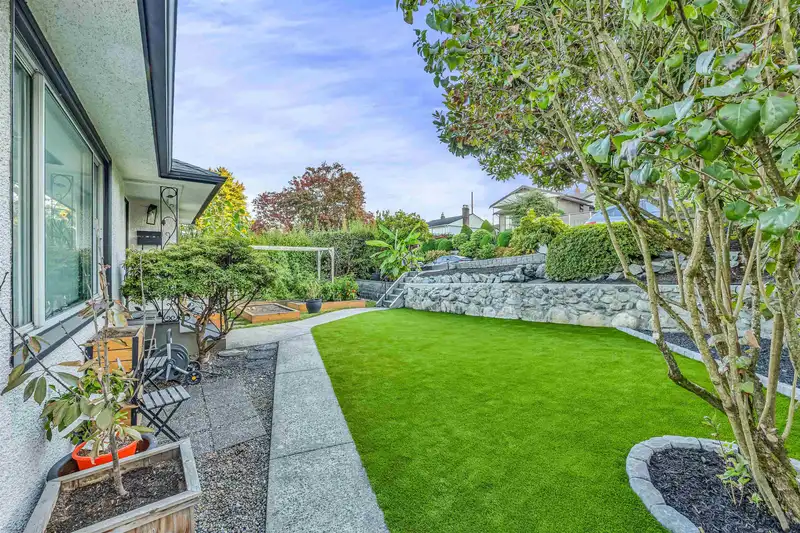 831 SURREY STREET - photo 4 of 40