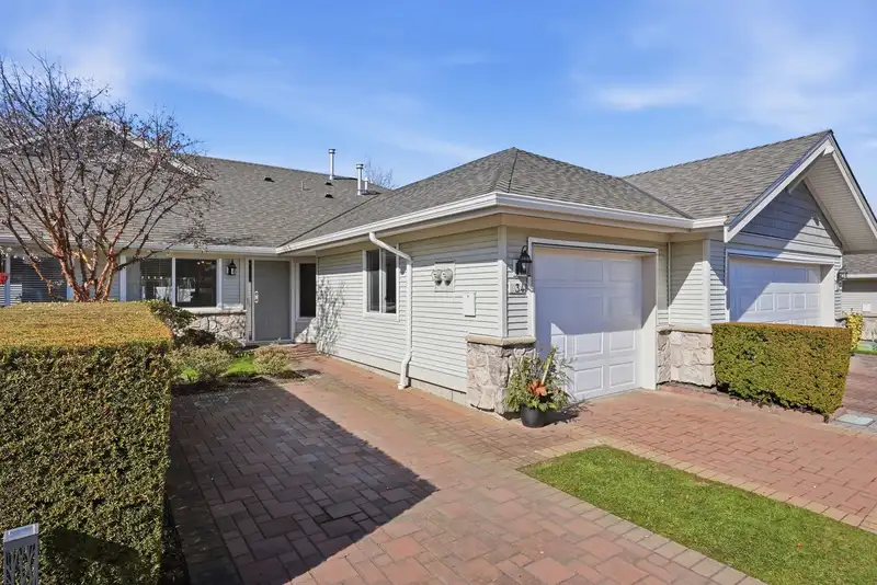 34 17516 4 AVENUE - photo 3 of 32