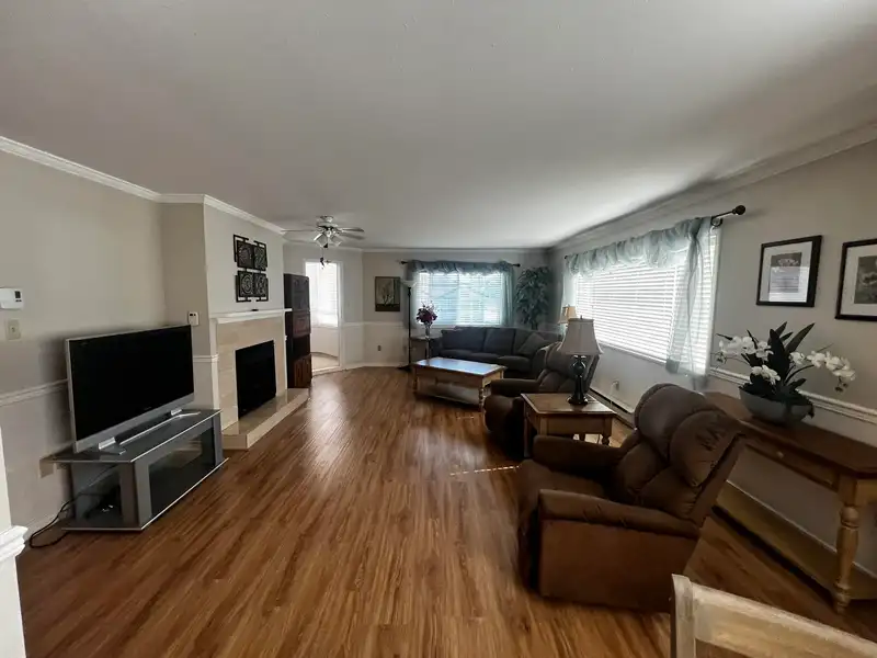 101 22241 SELKIRK AVENUE - photo 4 of 13