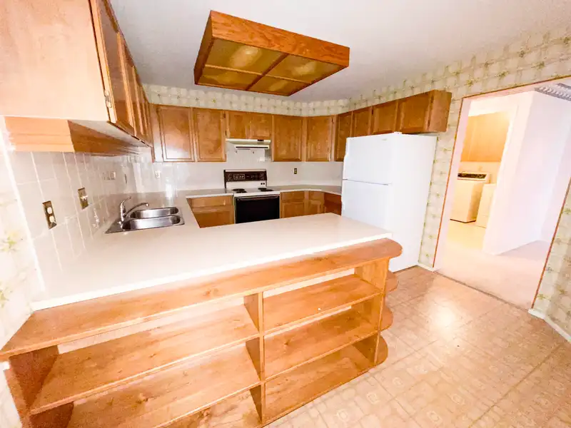 102 13894 102 AVENUE - photo 3 of 19