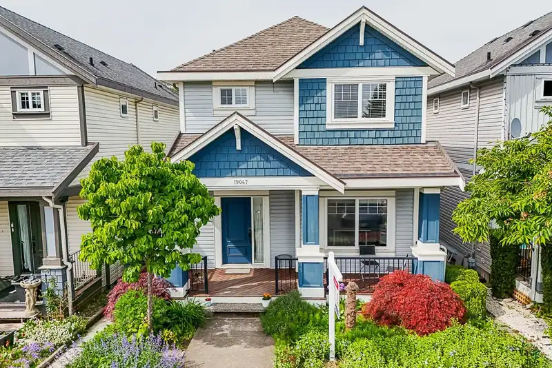 19047 72 AVENUE - photo 1 of 39