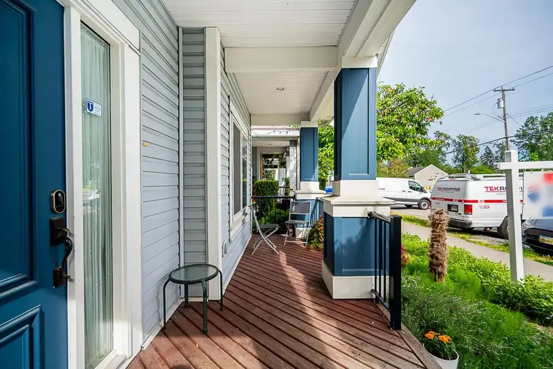 19047 72 AVENUE - photo 3 of 39