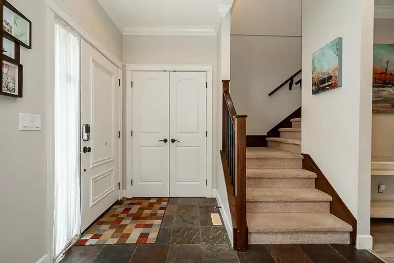 19047 72 AVENUE - photo 4 of 39