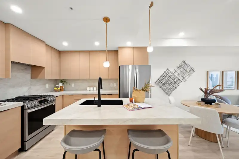 208 15353 17 AVENUE - photo 1 of 40