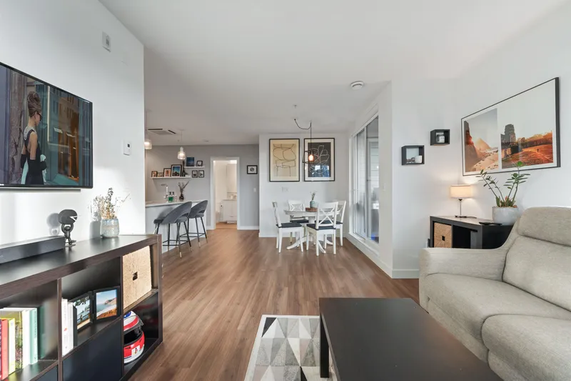 201 108 E 8TH STREET - photo 2 of 25