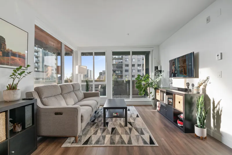 201 108 E 8TH STREET - photo 3 of 25