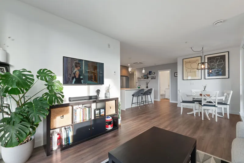 201 108 E 8TH STREET - photo 4 of 25