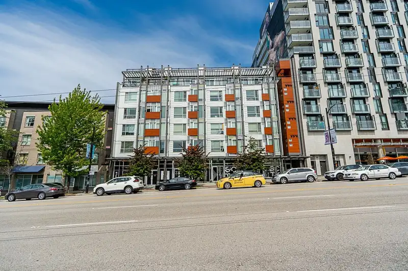 602 233 KINGSWAY - photo 1 of 37