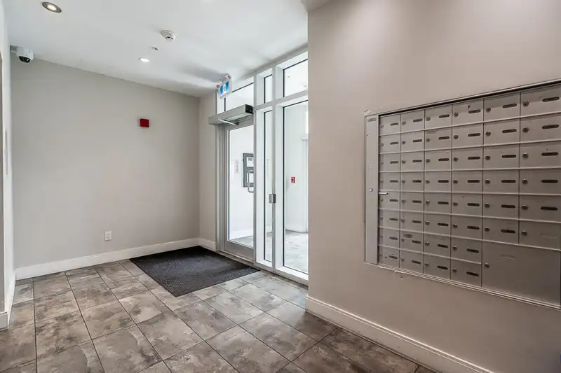 602 233 KINGSWAY - photo 4 of 37