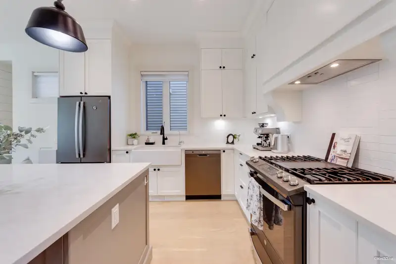 19748 75A AVENUE - photo 3 of 40