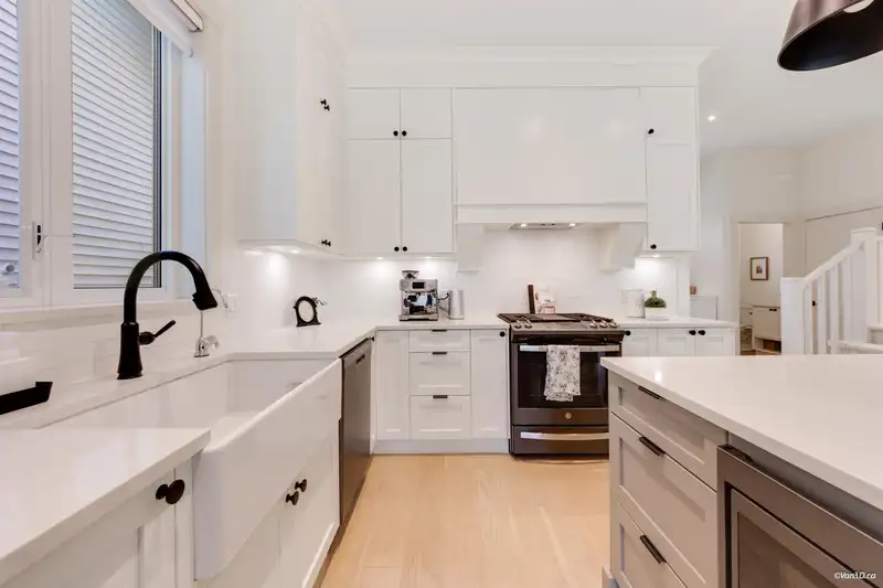 19748 75A AVENUE - photo 4 of 40