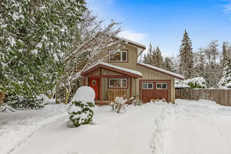 26047 112 AVENUE - photo 1 of 40