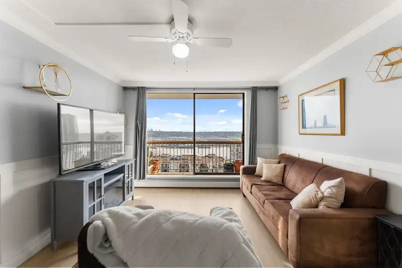 908 320 ROYAL AVENUE - photo 2 of 35