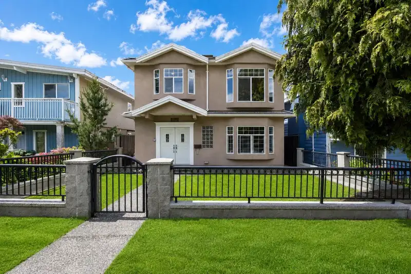 3281 RENFREW STREET - photo 1 of 33