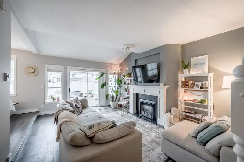 116 16350 14 AVENUE - photo 2 of 12