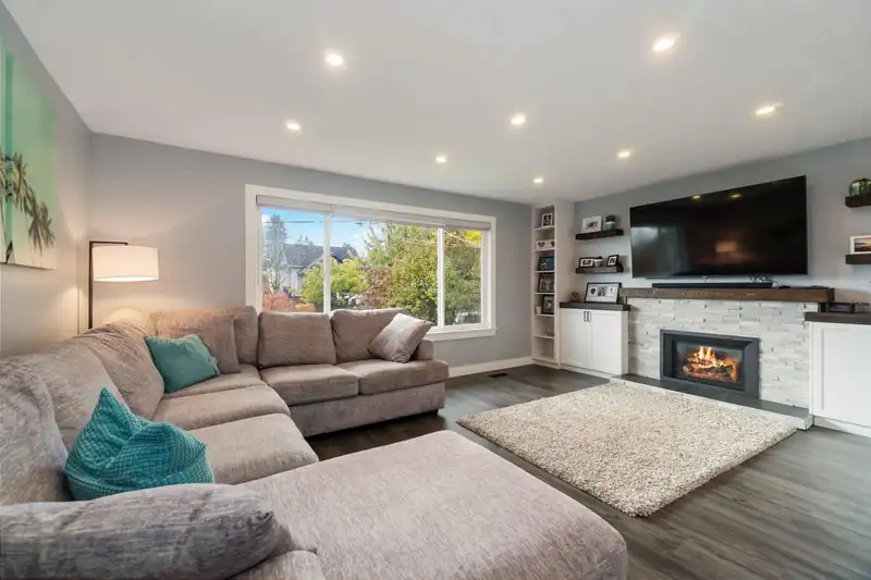 415 ALBERTA STREET - photo 2 of 40