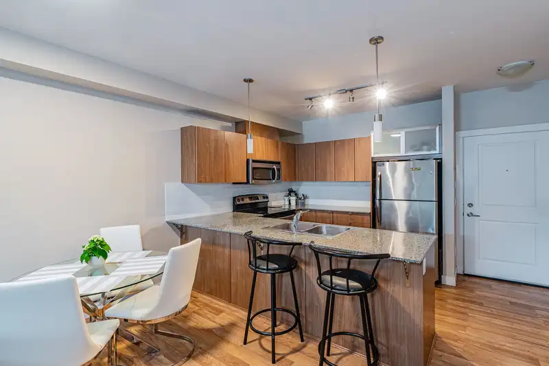 323 9655 KING GEORGE BOULEVARD - photo 4 of 11