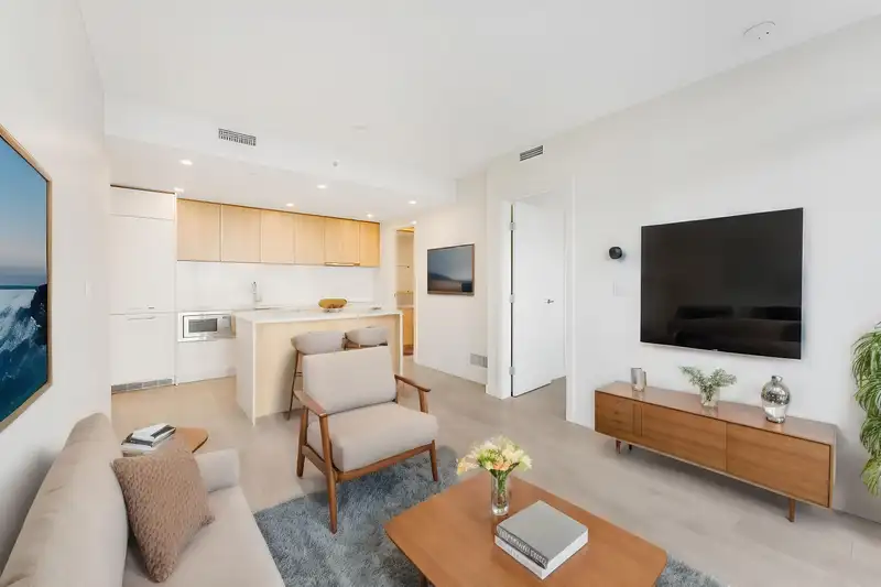 404 13318 104 AVENUE - photo 1 of 17