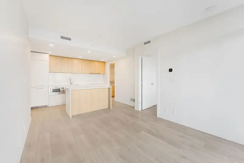 404 13318 104 AVENUE - photo 2 of 17