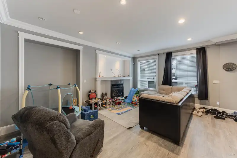 6686 195 STREET - photo 3 of 40