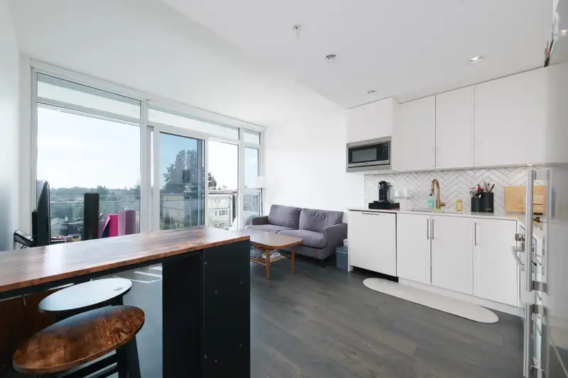 408 2435 KINGSWAY - photo 3 of 27