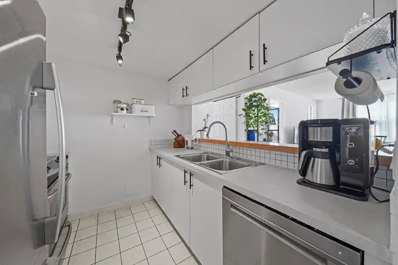 603 10523 UNIVERSITY DRIVE - photo 4 of 23