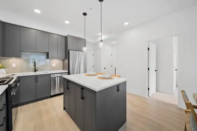112 3438 146A STREET - photo 2 of 6