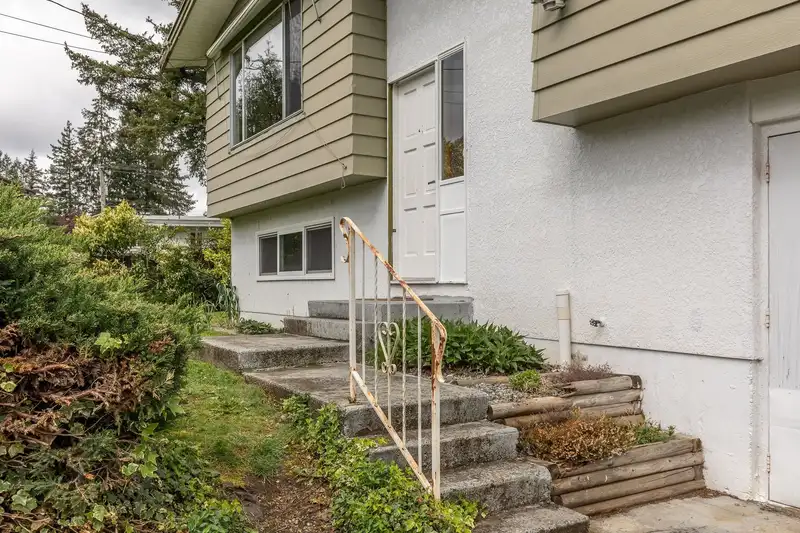 34641 TUDOR COURT - photo 2 of 39