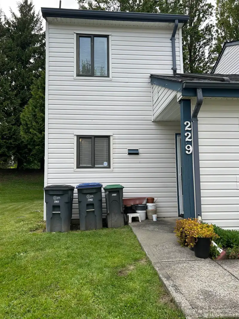 229 13616 67TH AVENUE - photo 2 of 3