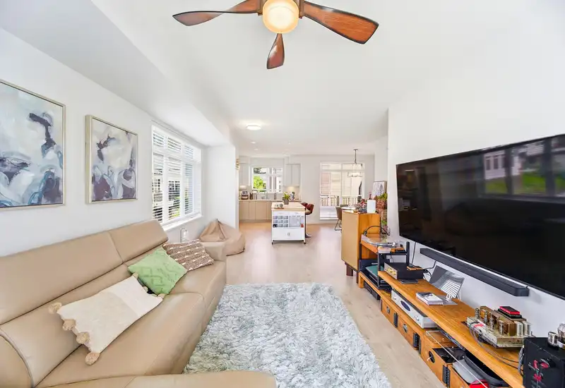 8 2070 OAK MEADOWS DRIVE - photo 4 of 37