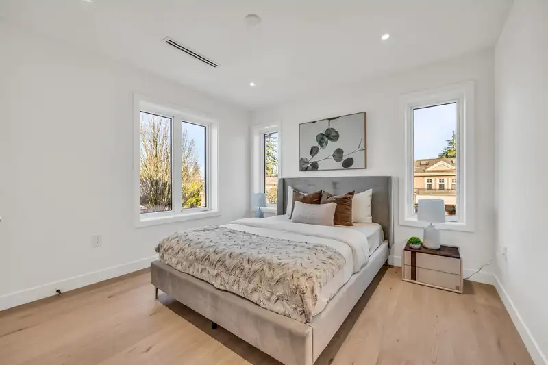 1008 W 52ND AVENUE - photo 4 of 6