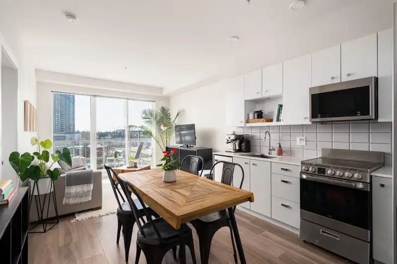 404 10838 WHALLEY BOULEVARD - photo 4 of 22