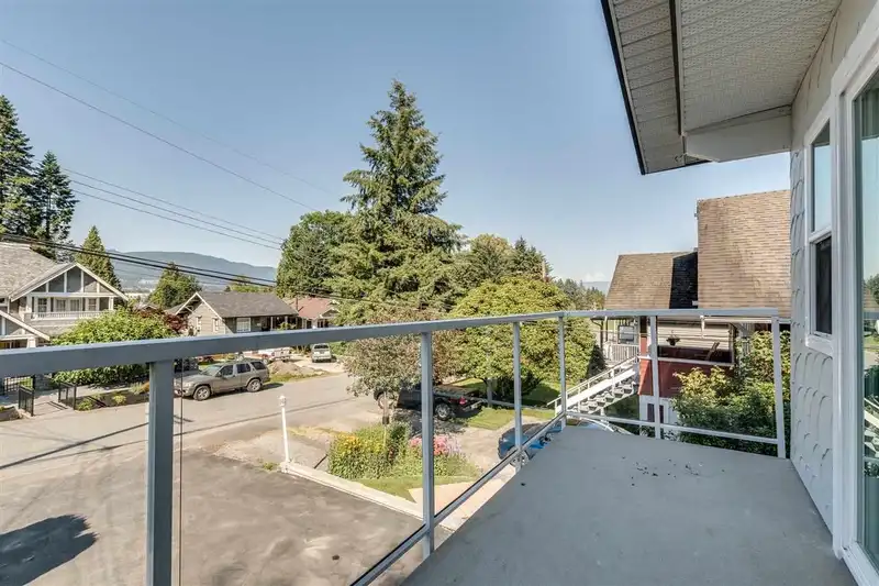 1960 CAMERON AVENUE - photo 2 of 15