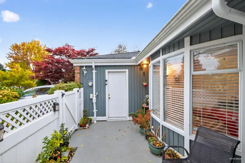 103 14271 18A AVENUE - photo 4 of 24