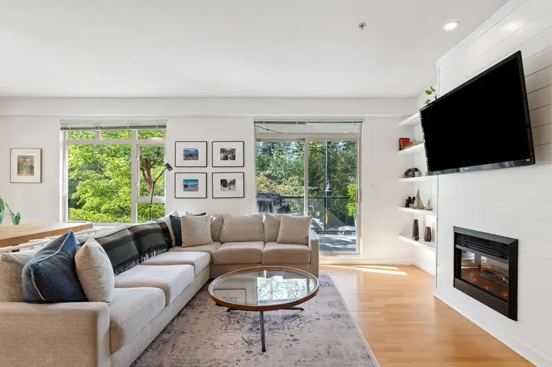 219 100 CAPILANO ROAD - photo 1 of 25