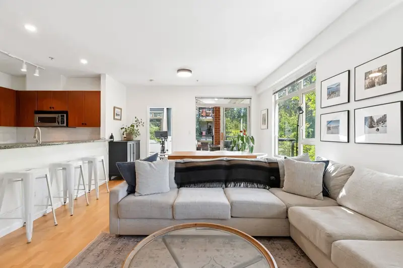 219 100 CAPILANO ROAD - photo 2 of 25