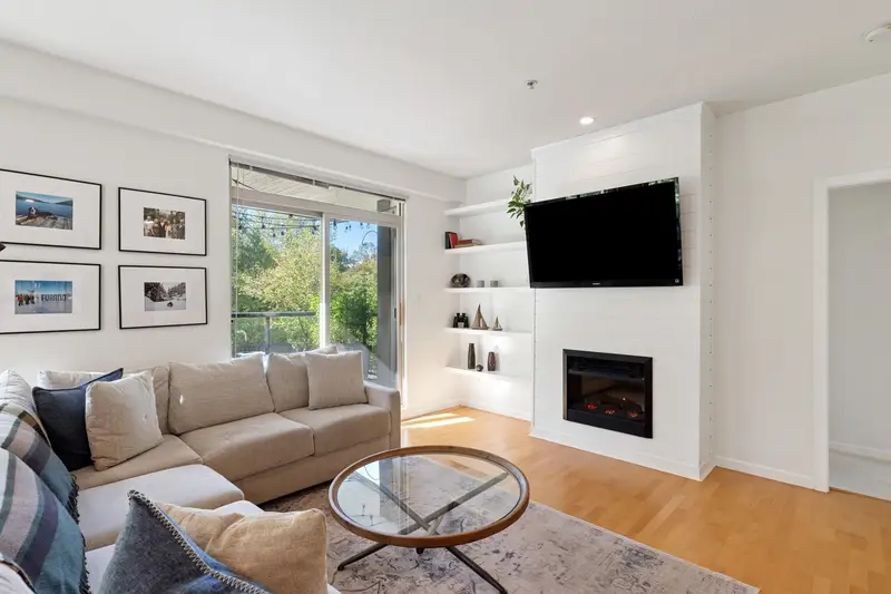 219 100 CAPILANO ROAD - photo 3 of 25